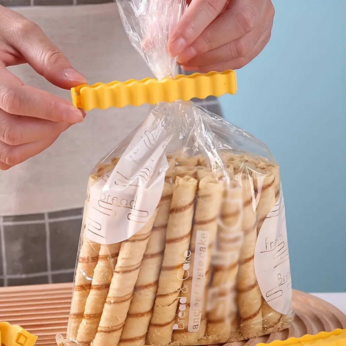 Imán para refrigerador con 12 clips FRIES CLIPS. Reusables para cerrar bolsas y empaques.