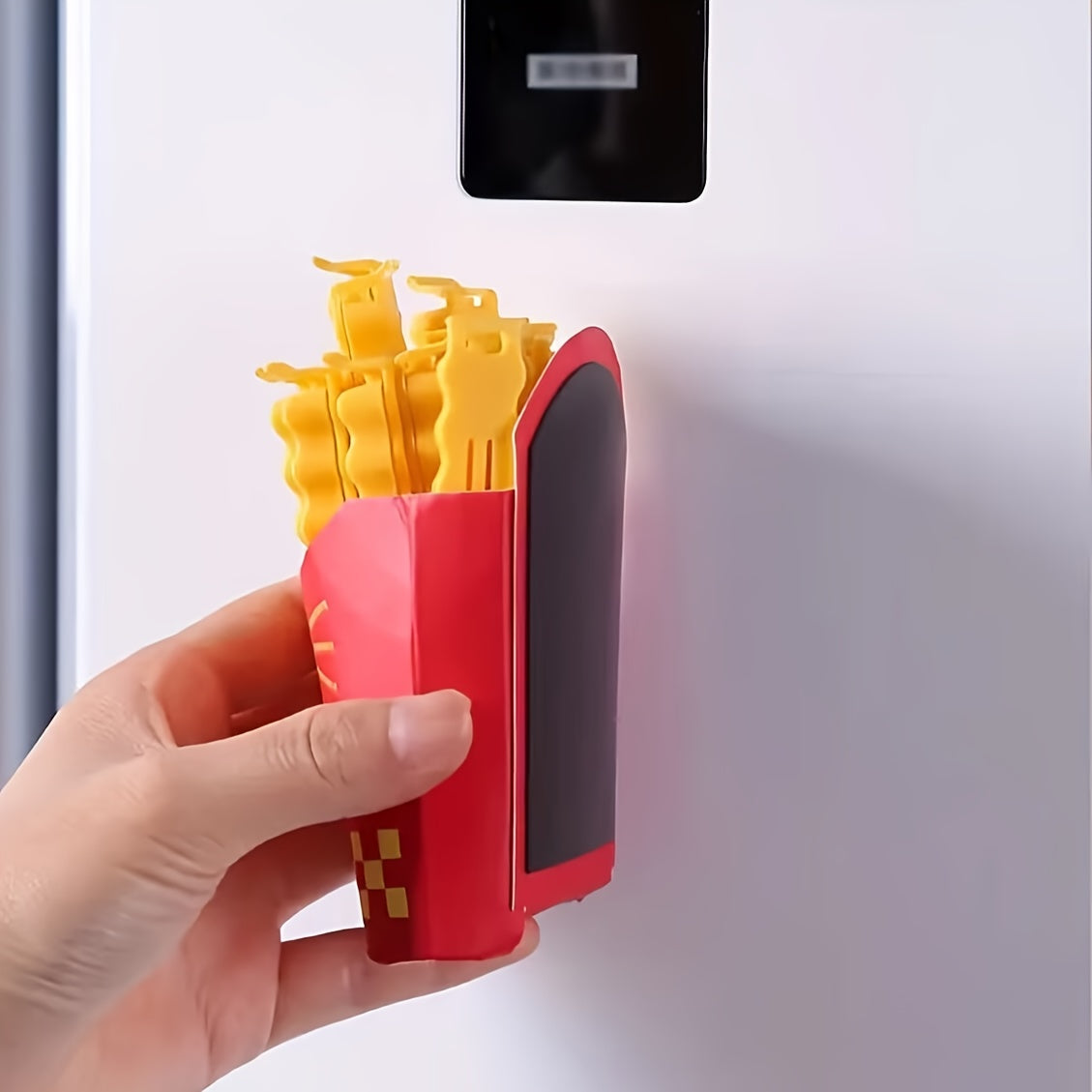 Imán para refrigerador con 12 clips FRIES CLIPS. Reusables para cerrar bolsas y empaques.